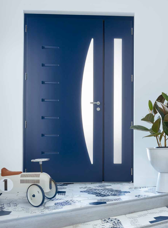 Porte d’entrée moderne en aluminium avec ouverture arrondie, conçue par Arca Menuiseries.