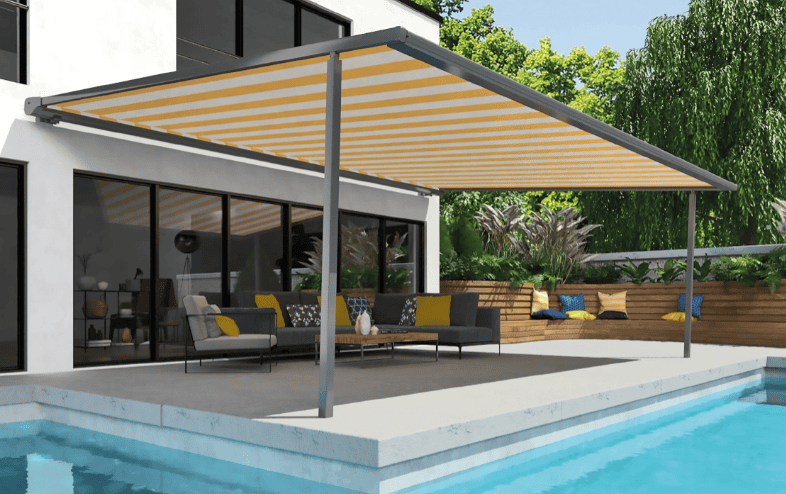 Pergola toile moderne avec lames orientables, installée par Arca Menuiseries sur une terrasse avec piscine.