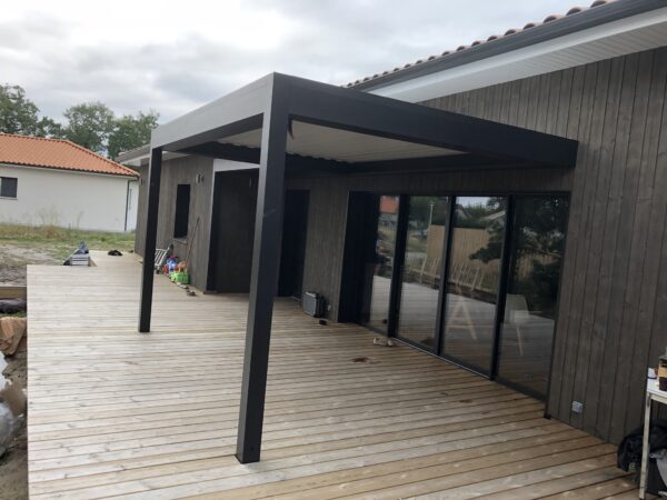 Pergola moderne en aluminium noir avec terrasse en bois