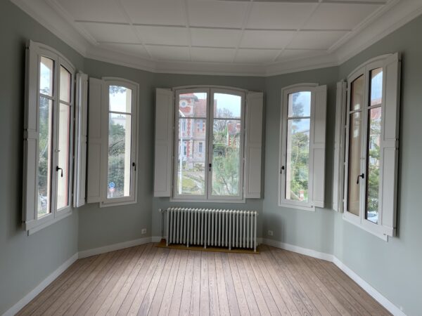 plusieurs fenetres avec radiateur en dessous