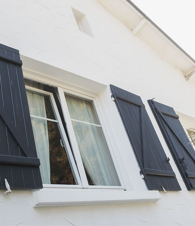 Fenetres en PVC Blanc bavec volets noir