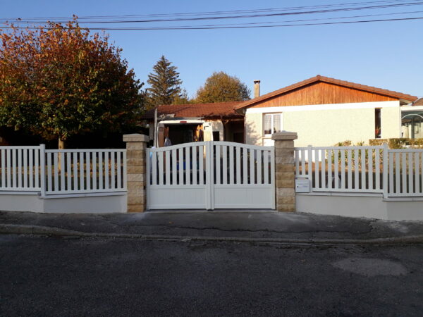 Portail et cloture blanc en PVC avec poteaux en béton