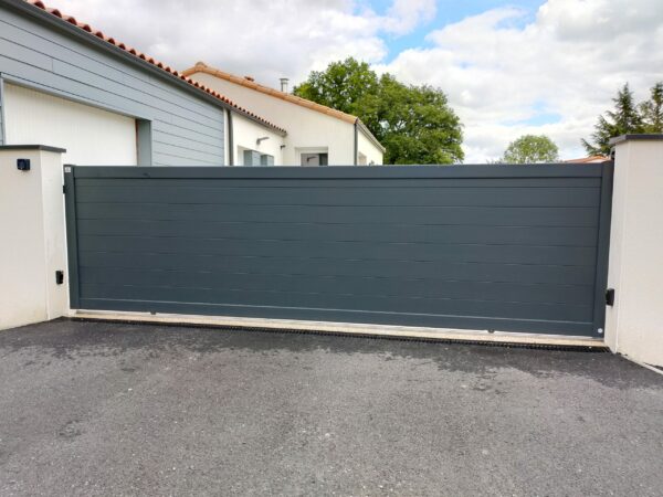 Portail coulissant en aluminium gris foncé