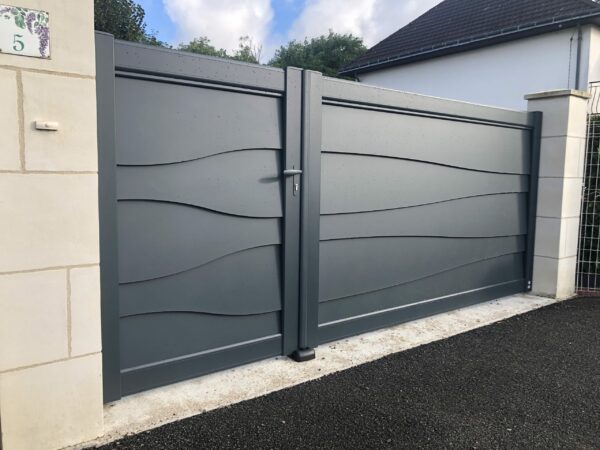 Portail battant en aluminium gris foncé