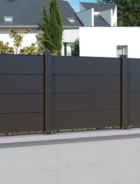 Clôture de jardin en aluminium gris anthracite installée par Arca Menuiseries.
