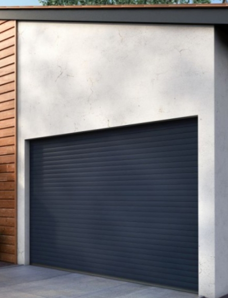 Porte de garage enroulable gris anthracite motorisé installé par Arca Menuiseries pour une sécurité optimale.