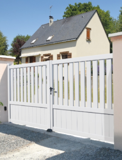 Portail en PVC blanc conçu par Arca Menuiseries.